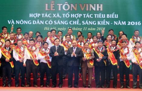 Thủ tướng dự lễ tôn vinh các hợp tác xã, nông dân có sáng chế tiêu biểu